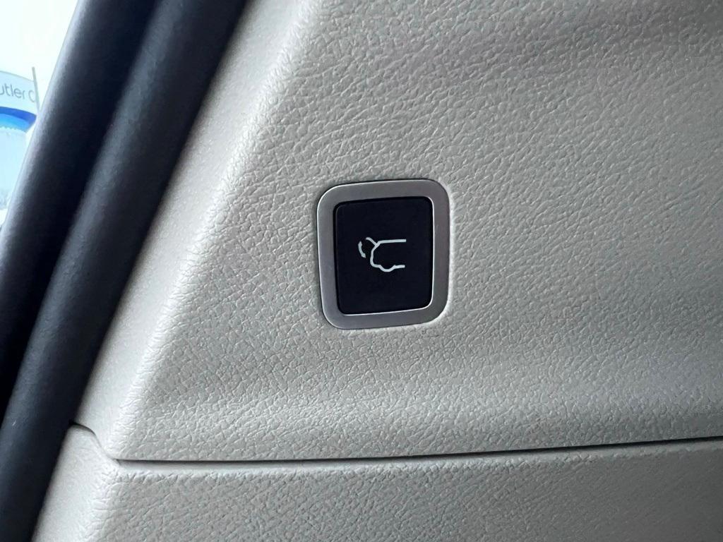 used 2018 Chrysler Pacifica car, priced at $10,995