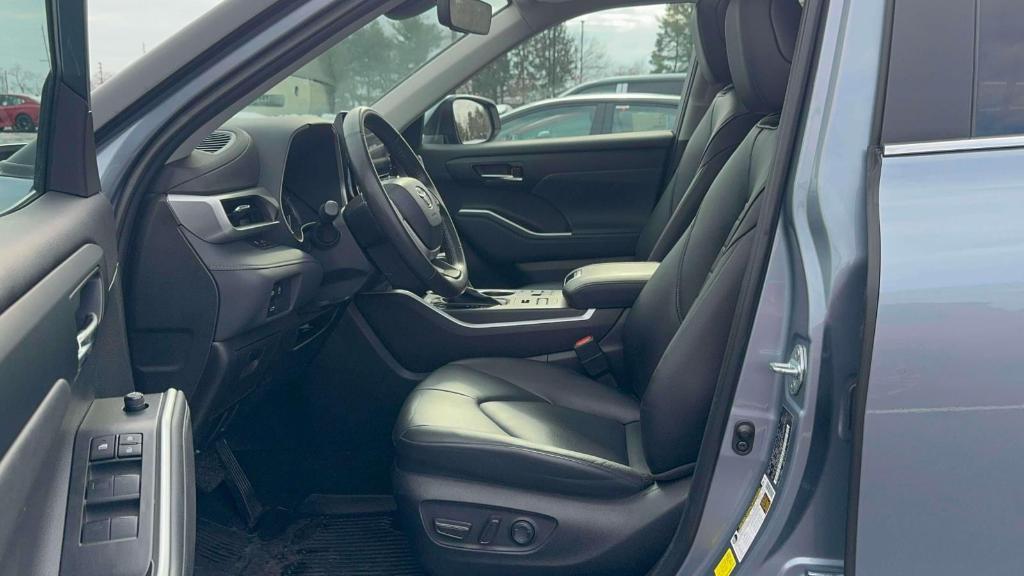 used 2023 Toyota Highlander car, priced at $35,995