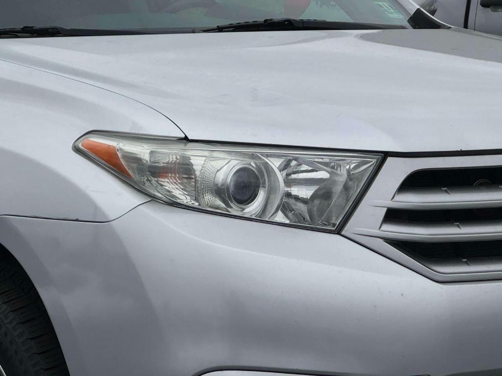 used 2013 Toyota Highlander car, priced at $12,995