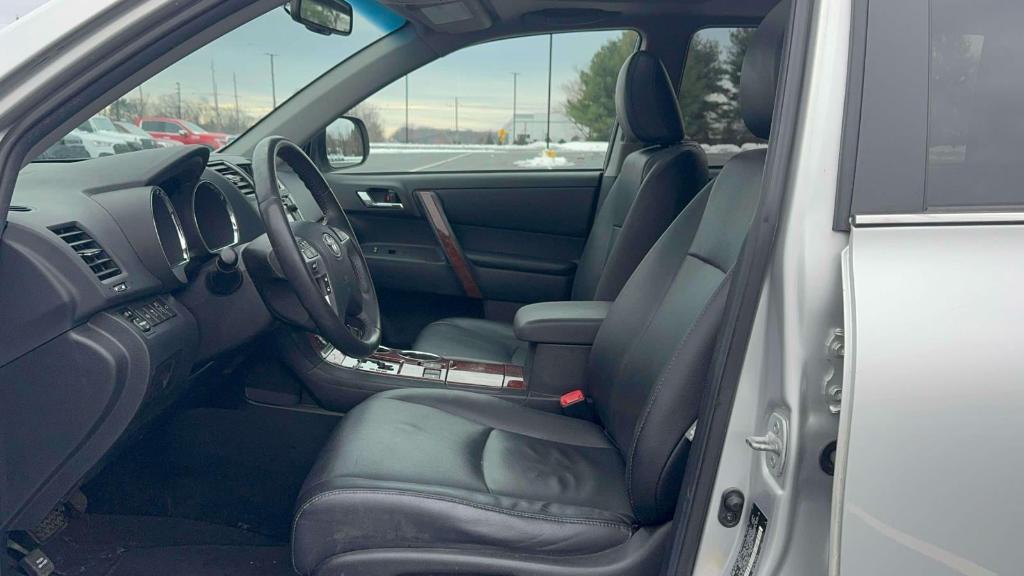 used 2013 Toyota Highlander car, priced at $12,995