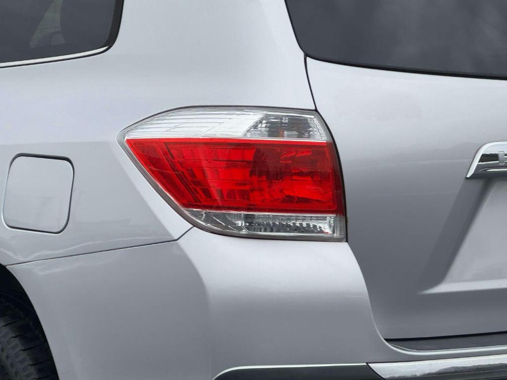 used 2013 Toyota Highlander car, priced at $12,995