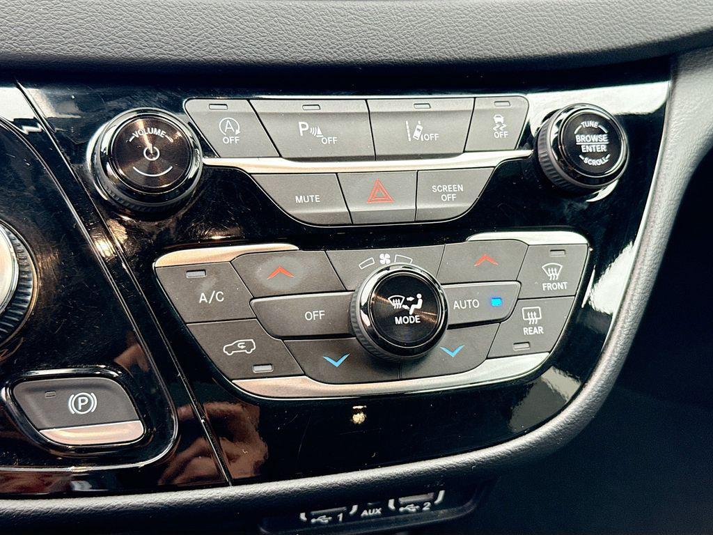 used 2025 Chrysler Pacifica car, priced at $27,069
