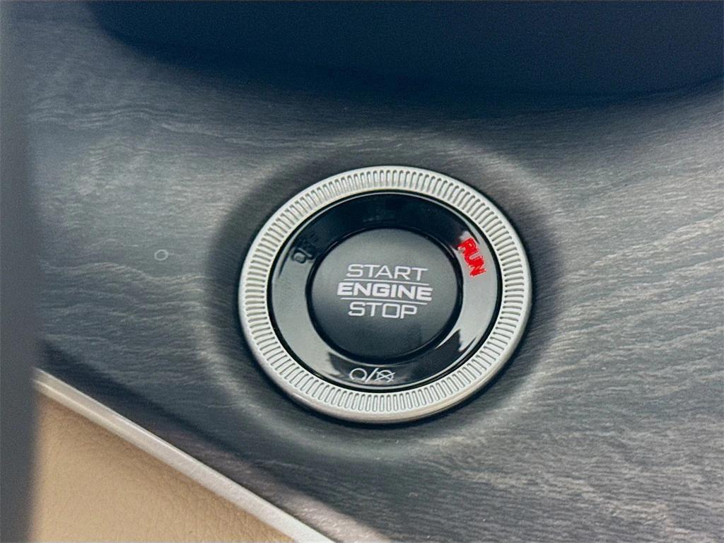 new 2025 Jeep Grand Cherokee car, priced at $37,650