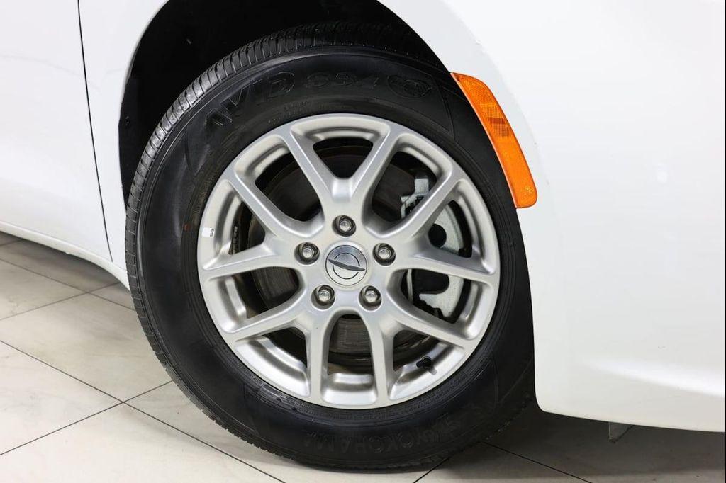 used 2025 Chrysler Pacifica car, priced at $29,995