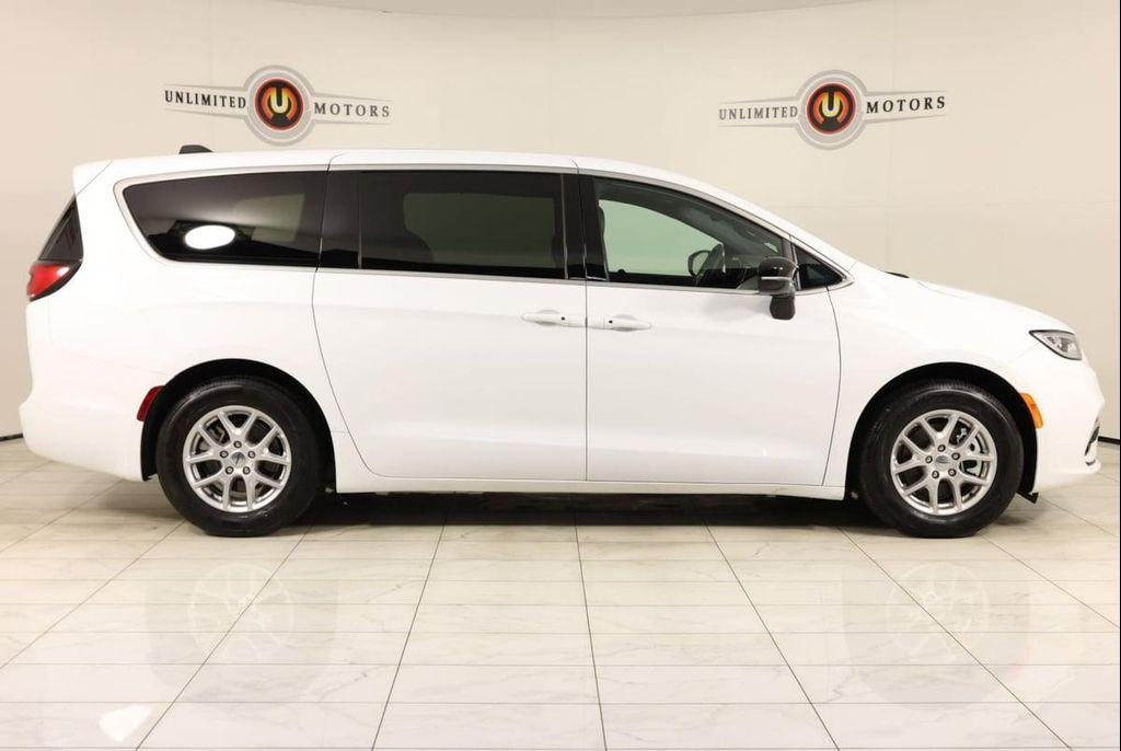 used 2025 Chrysler Pacifica car, priced at $29,995