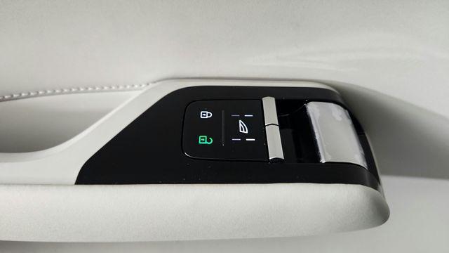 new 2025 Volvo EX90 car, priced at $90,320