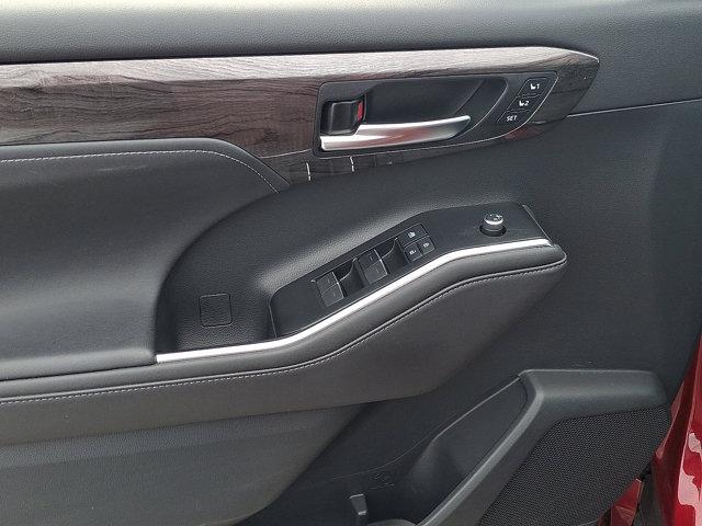 used 2020 Toyota Highlander car, priced at $27,900