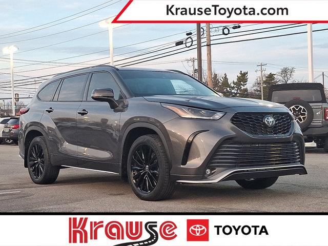 used 2023 Toyota Highlander car, priced at $39,900