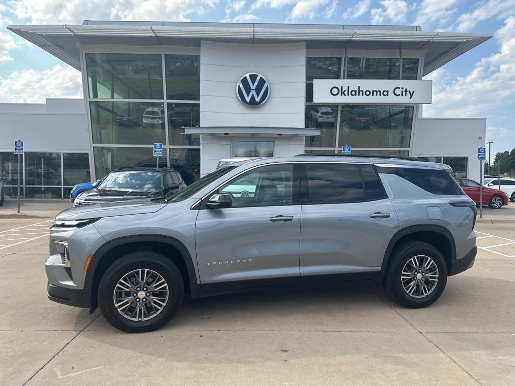 used 2024 Chevrolet Traverse car, priced at $33,765