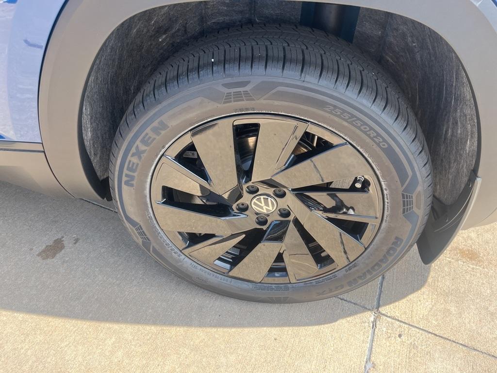 new 2025 Volkswagen Atlas Cross Sport car, priced at $39,621