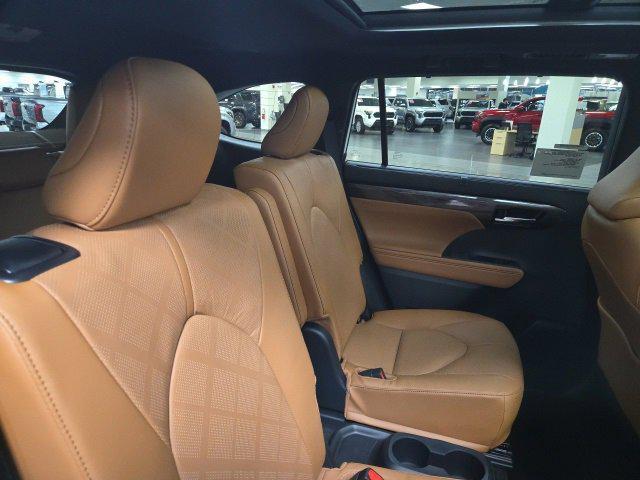 new 2026 Toyota Highlander Hybrid car, priced at $58,302