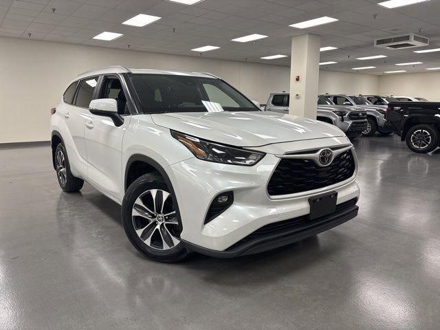 used 2023 Toyota Highlander car, priced at $35,600