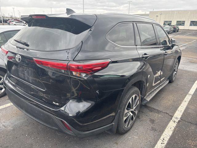 used 2022 Toyota Highlander car, priced at $28,600