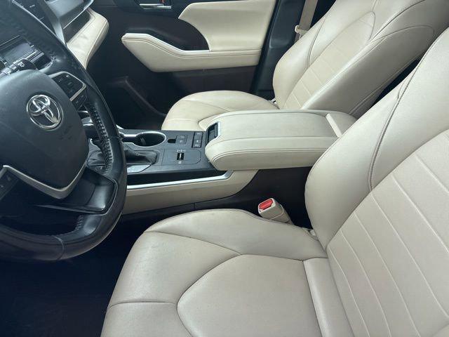 used 2022 Toyota Highlander car, priced at $28,600