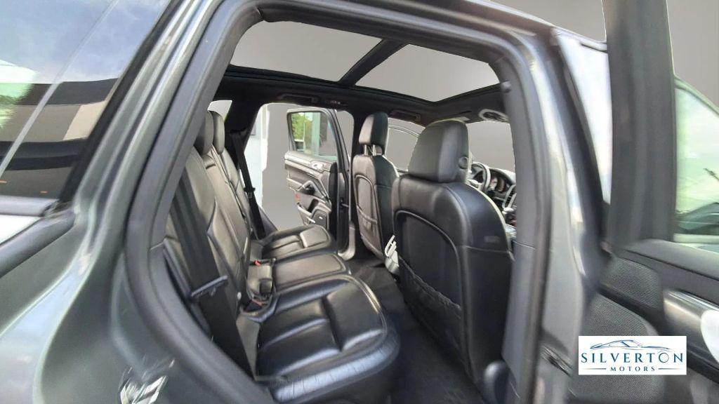 Porsche Cayenne view 36