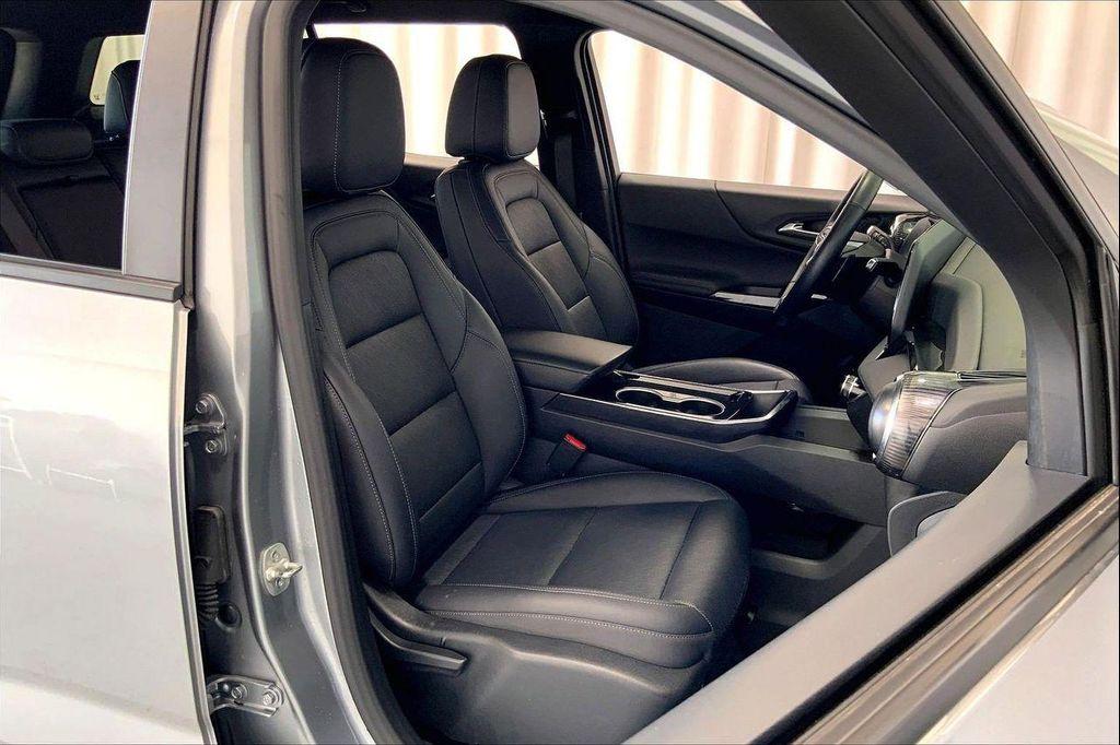 used 2025 Chevrolet Equinox car, priced at $22,991
