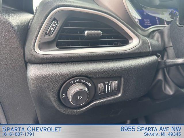 used 2025 Chrysler Pacifica car, priced at $30,780
