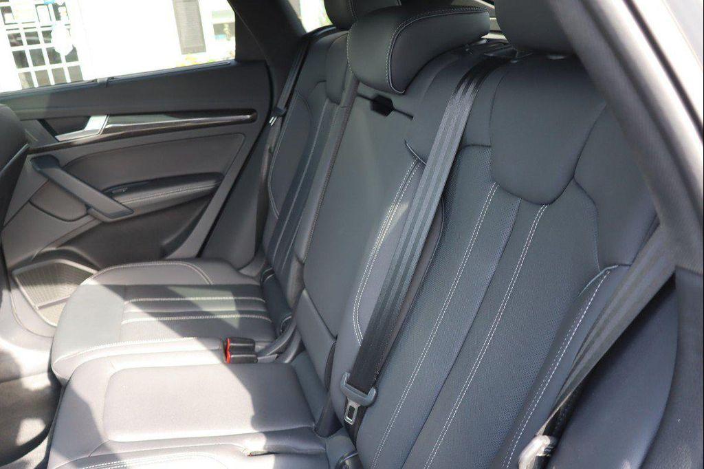Audi SQ5 view 32