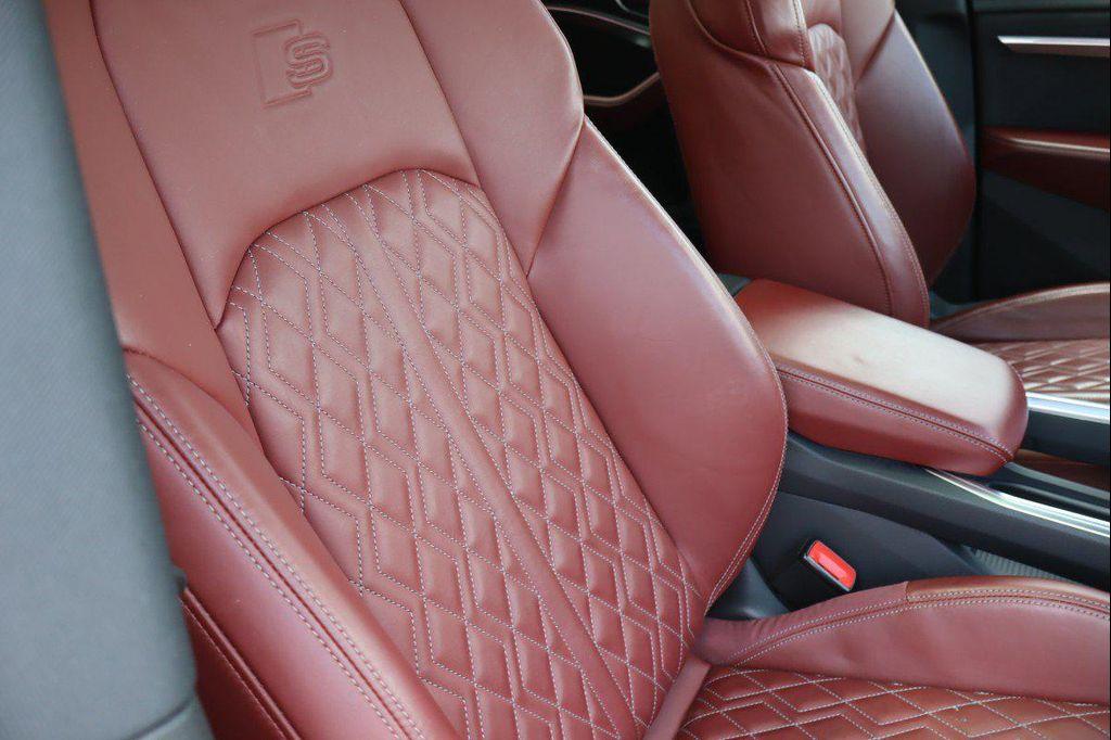 Audi SQ8 view 22