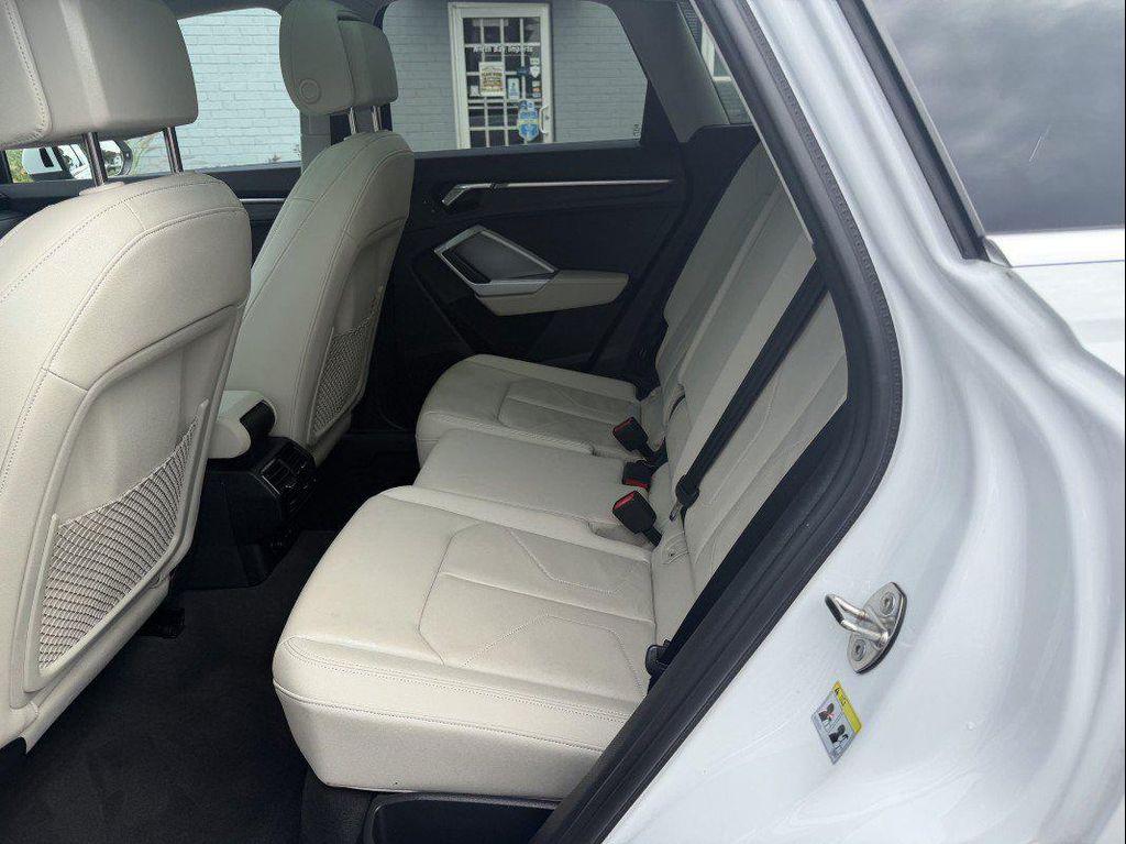 Audi Q3 view 24