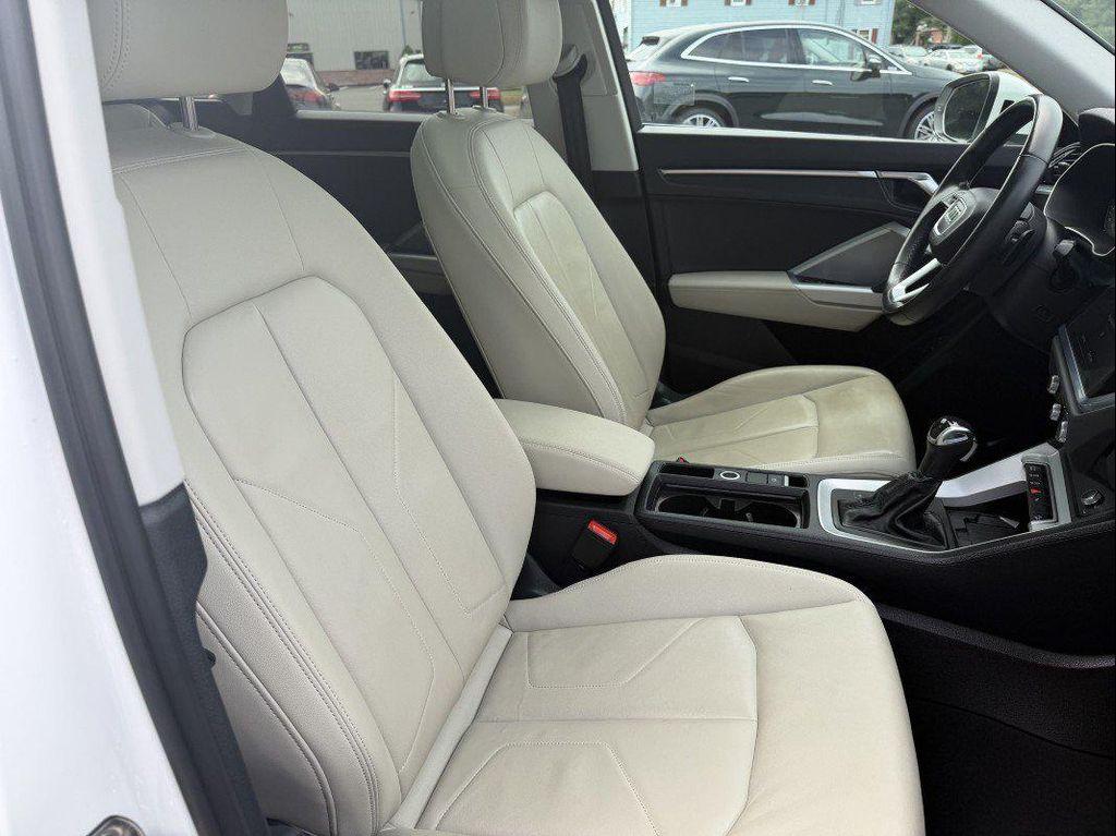 Audi Q3 view 19