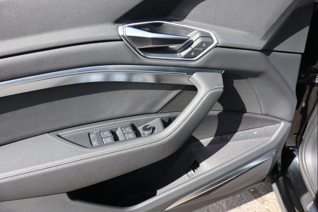 Audi Q8 e-tron view 11