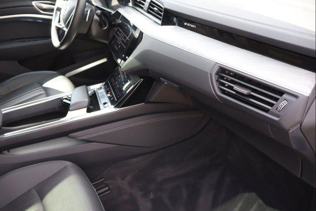 Audi Q8 e-tron view 23