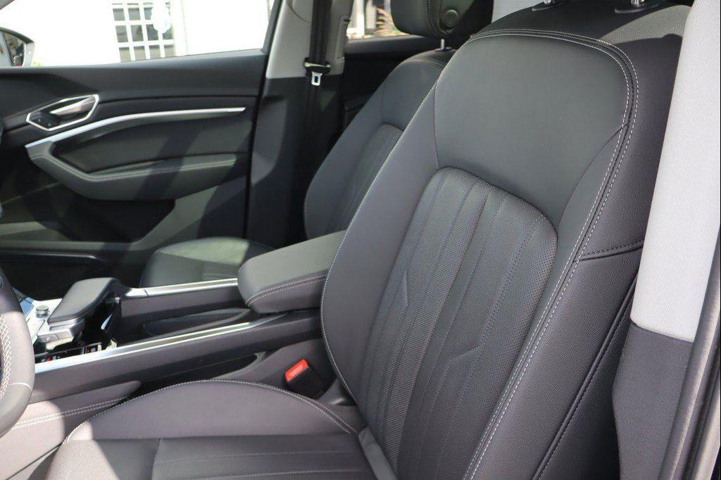 Audi Q8 e-tron view 29