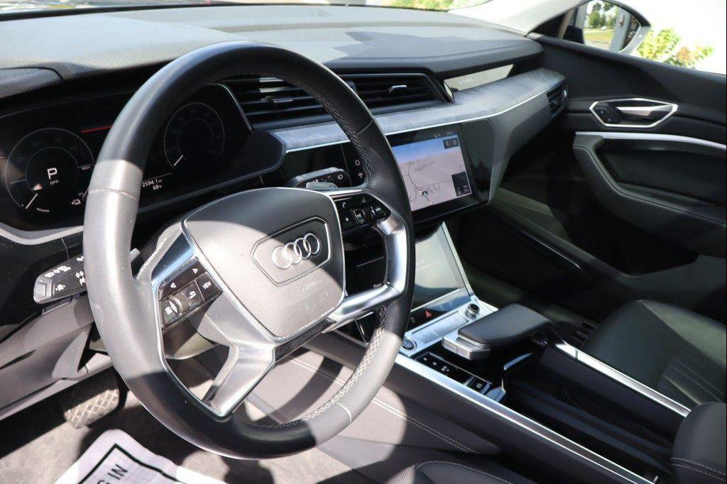 Audi Q8 e-tron view 13