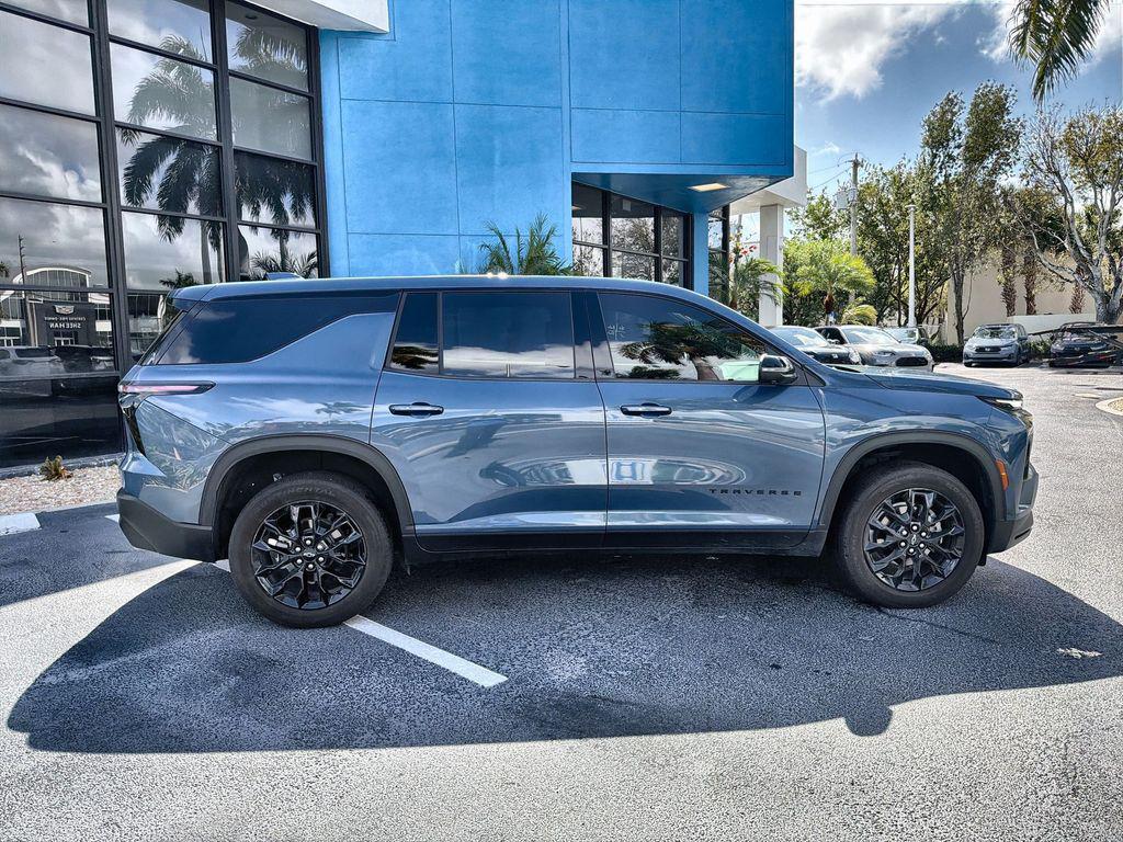 used 2024 Chevrolet Traverse car, priced at $31,857