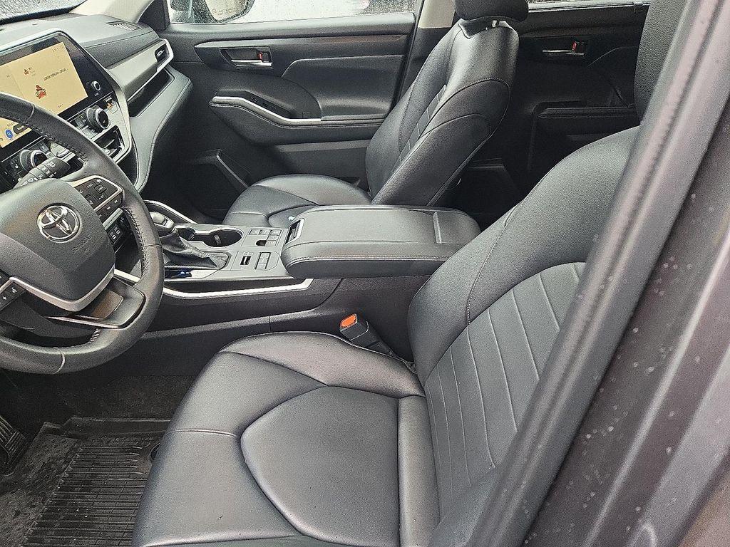 used 2024 Toyota Highlander car, priced at $40,900