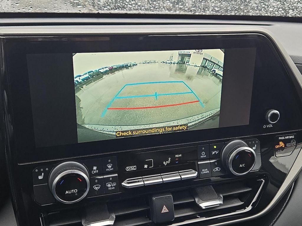 used 2024 Toyota Highlander car, priced at $40,900