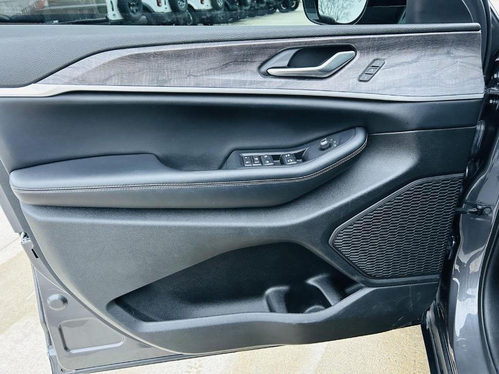 used 2023 Jeep Grand Cherokee car, priced at $33,000