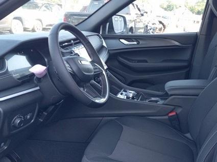 new 2025 Jeep Grand Cherokee car, priced at $43,575