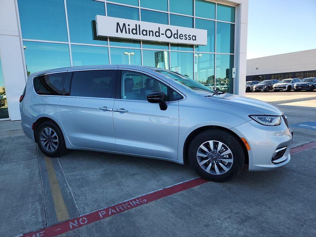 used 2024 Chrysler Pacifica Hybrid car, priced at $26,135