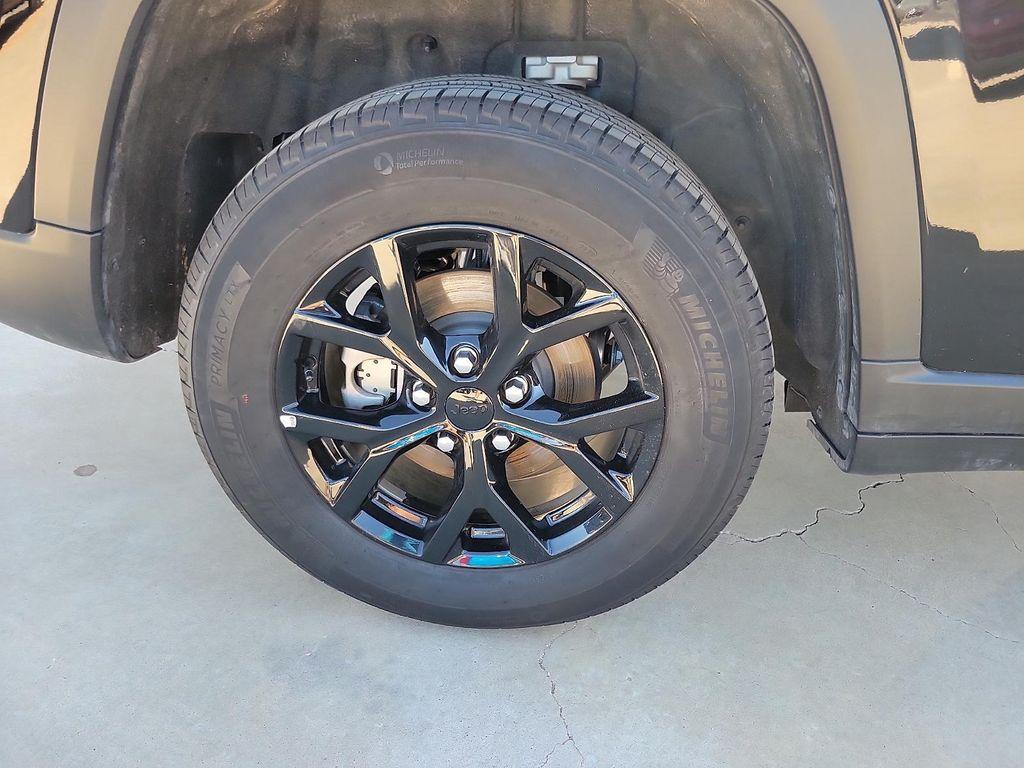 used 2025 Jeep Grand Cherokee car, priced at $34,995