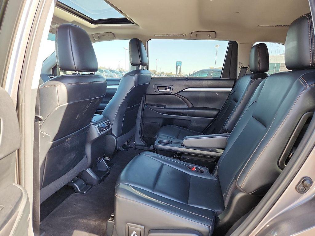 used 2016 Toyota Highlander car, priced at $16,725