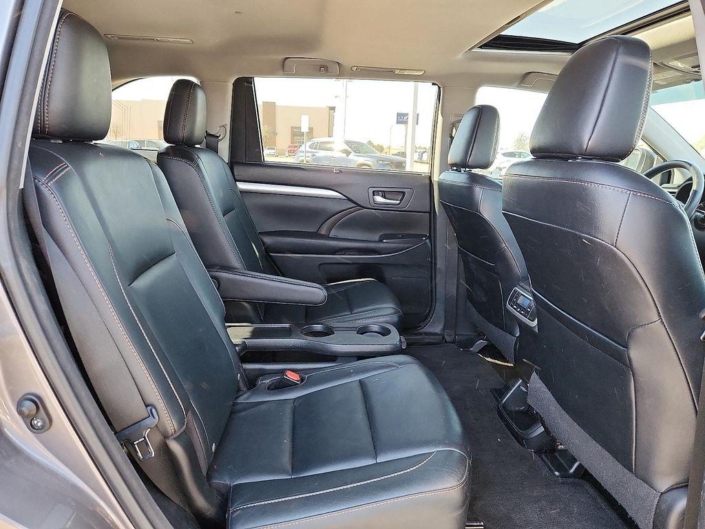 used 2016 Toyota Highlander car, priced at $16,725