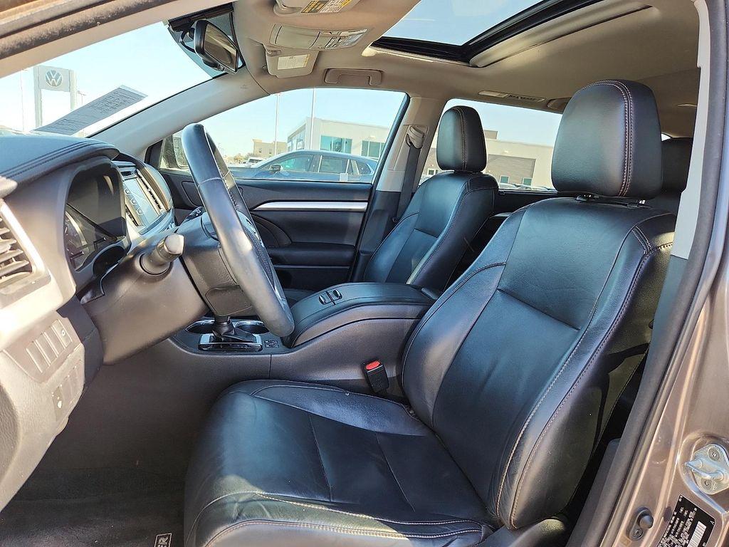 used 2016 Toyota Highlander car, priced at $16,725