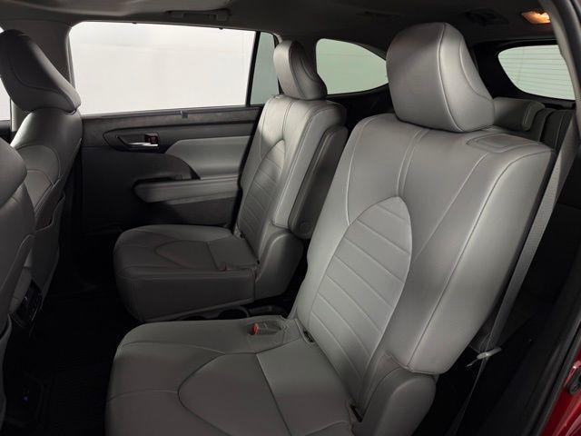 used 2022 Toyota Highlander car, priced at $34,026