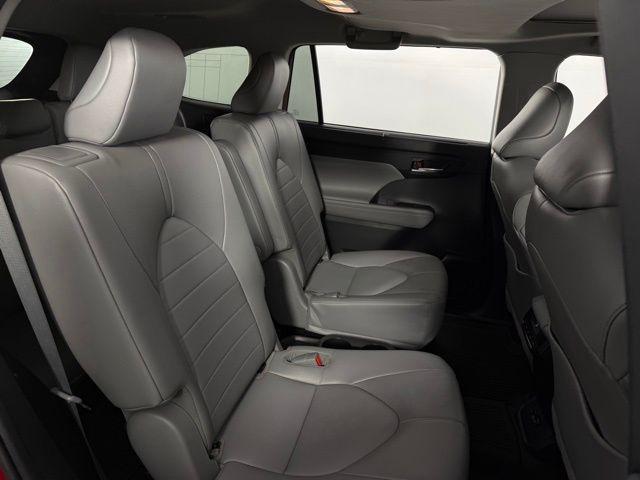 used 2022 Toyota Highlander car, priced at $34,026