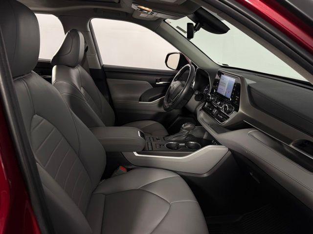 used 2022 Toyota Highlander car, priced at $34,026