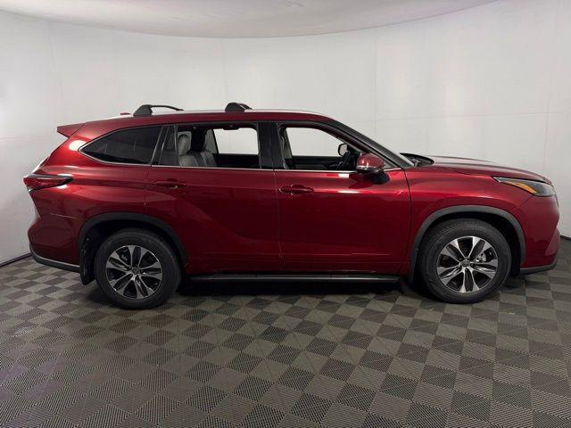 used 2022 Toyota Highlander car, priced at $34,026