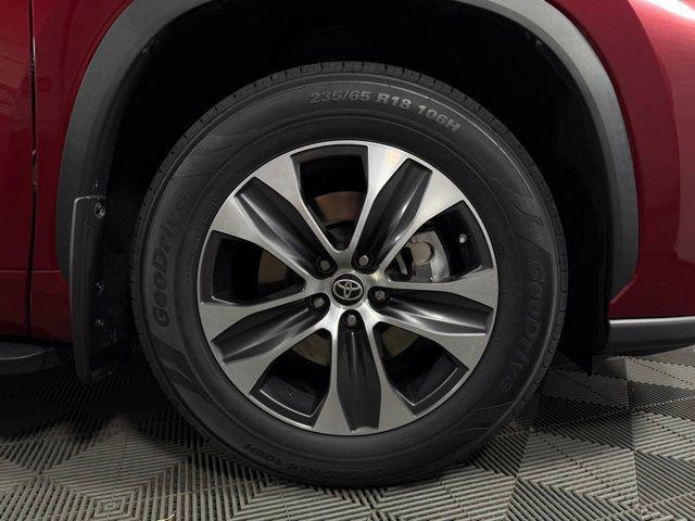 used 2022 Toyota Highlander car, priced at $34,026