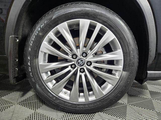 used 2023 Toyota Highlander car, priced at $44,395