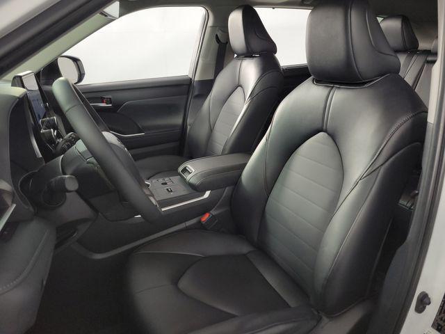 used 2025 Toyota Highlander car, priced at $41,086