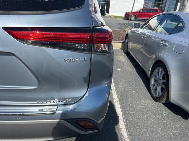 used 2021 Toyota Highlander Hybrid car, priced at $40,964