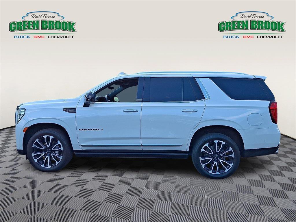 2024 White Frost Tricoat GMC Yukon