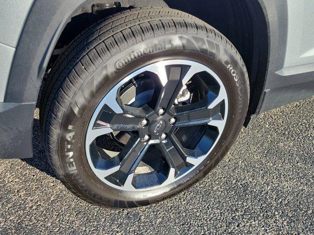 used 2025 Chevrolet Equinox car, priced at $32,900