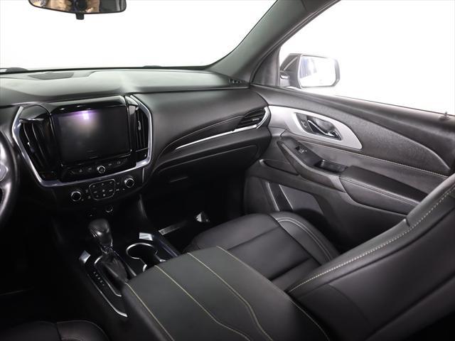 2022 Mosaic Black Metallic Chevrolet Traverse